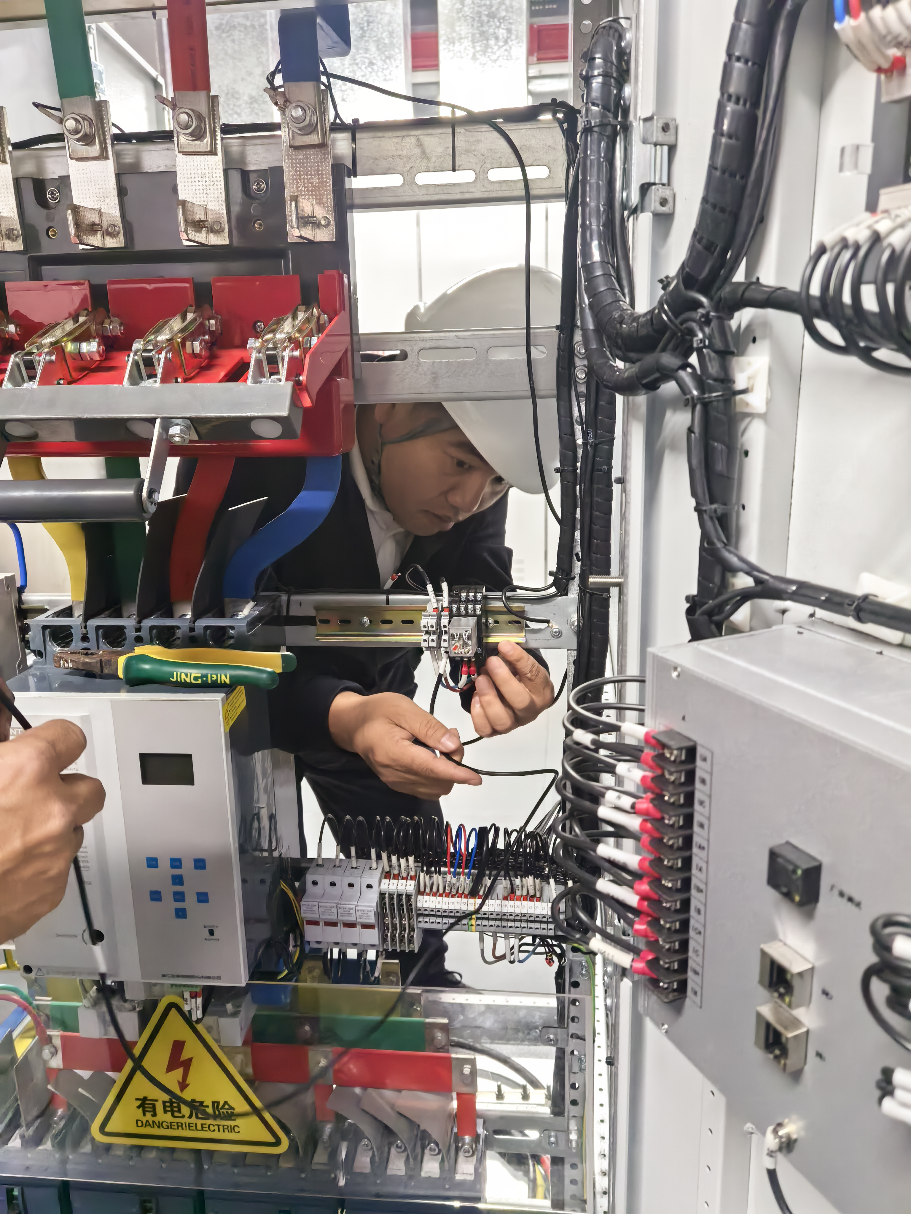 刘泽恩调试电气设备.jpg